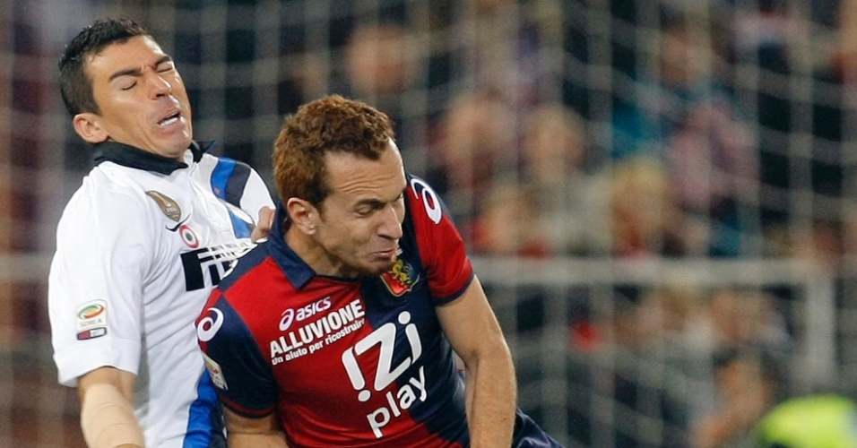 Zé Eduardo encara marcação dura de compatriota Lúcio durante jogo entre Genoa e Inter de Milão