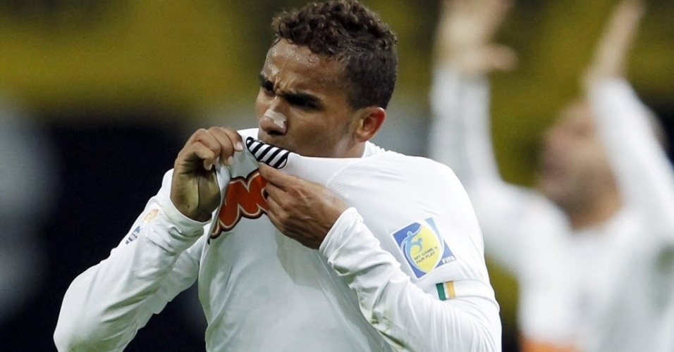 Danilo comemora após marcar, de falta, o terceiro gol do Santos contra o Kashiwa Reysol