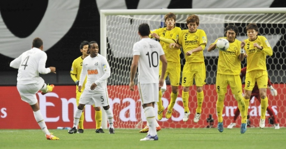 Danilo marca de falta o terceiro gol do Santos sobre o Kashiwa Reysol no Japão