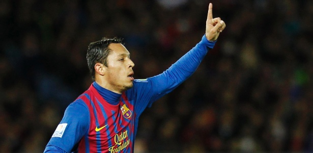Adriano irá renovar seu contrato com o Barcelona por mais uma temporada - Kim Kyung-Hoon/Reuters
