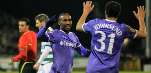 Defoe comemora com Townsend um dos gols da vitória do Tottenham na Irlanda - AFP Photo/ Peter Muhly