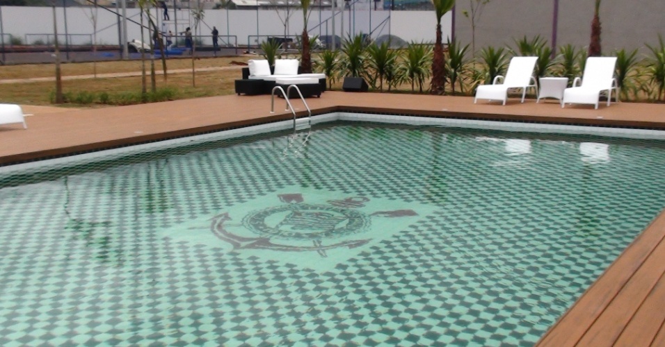 Moderno CT do Corinthians conta com uma piscina ao lado do hotel e de uma área para convivência, com churrasqueira