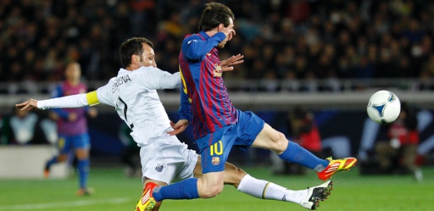 REUTERS/Kim Kyung-Hoon Edu Dracena tenta tirar a bola do argentino Messi, autor de dois gols na final do Mundial