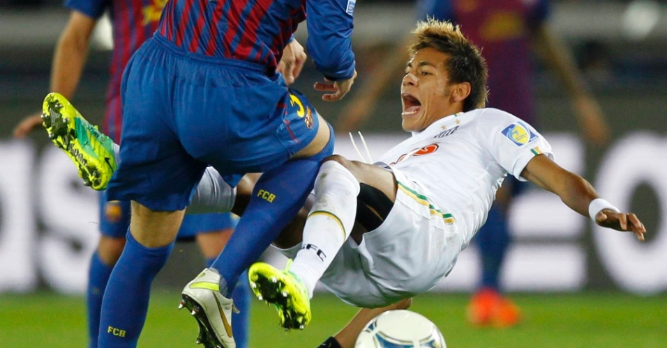 Em uma das poucas chances de que criou na derrota do Santos para o Barcelona, Neymar foi parado com falta pelo zagueiro Piqué