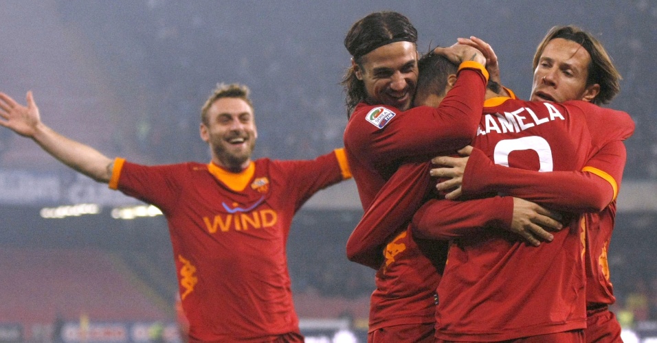 Jogadores da Roma comemoram gol, marcado logo no início da partida contra o Napoli pelo Italiano