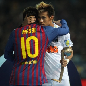 Neymar abraça Messi após premiação do Mundial do ano passado; argentino elogiou o brasileiro - Ricardo Nogueira/Folhapress