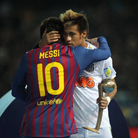 Neymar abraça Messi após receber o prêmio de terceiro melhor jogador do Mundial de Clubes de 2011 - Ricardo Nogueira/Folhapress