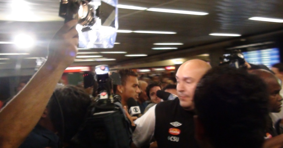 Engolido em meio a cinegrafistas e seguranças, Danilo se despediu do Santos 