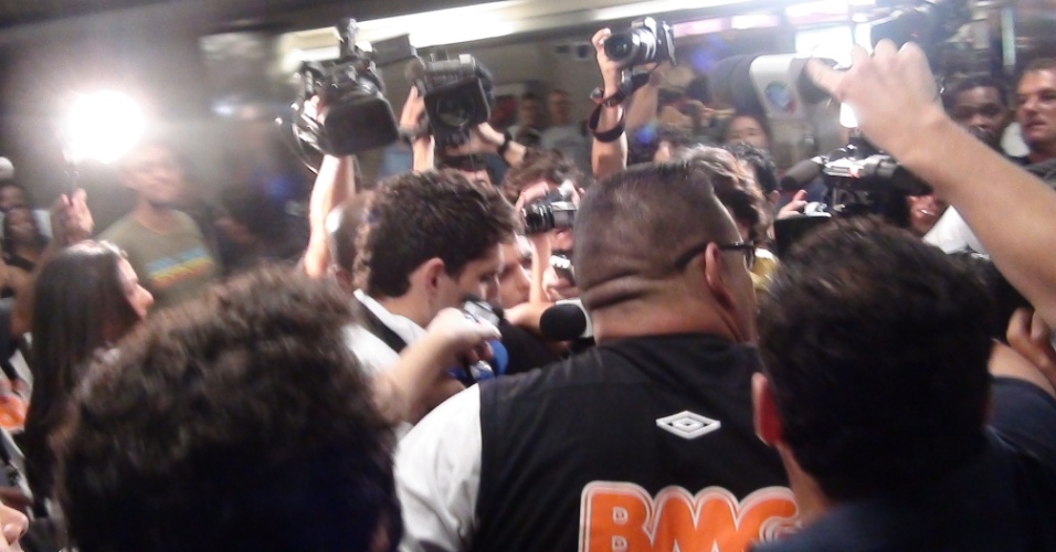 Goleiro Rafael é cercado pela imprensa no aeroporto de Guarulhos