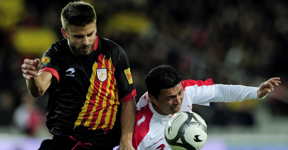 A seleção da Catalunha, de Piqué (esq.), ficou no empate sem gols com a Tunísia, em amistoso realizado em Barcelona