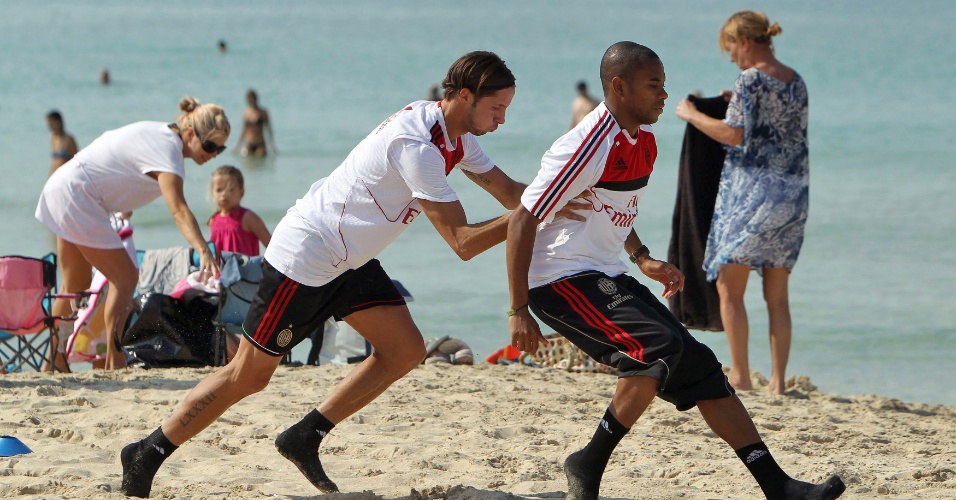 Após treinarem no estádio, os jogadores do Milan foram à praia, onde deram sequência à sessão física