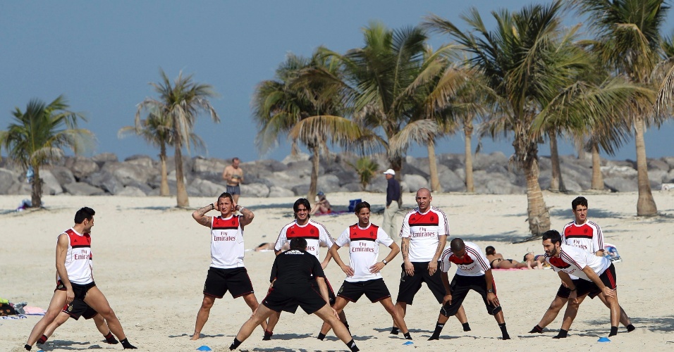 Jogadores do Milan treinam em uma bela praia de Dubai, nos Emirados Àrabes