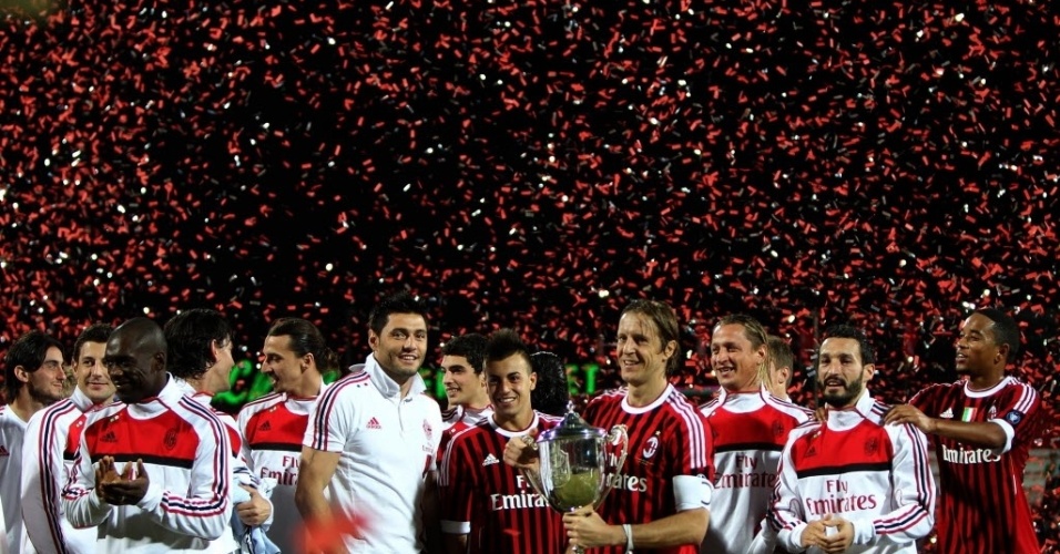 Jogadores do Milan comemoram vitória sobre o PSG
