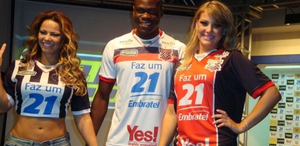 Viviane Araújo desfilou ao lado do zagueiro Diego Ivo e da modelo Barbara Vivot para divulgar os novos uniformes do Paulista