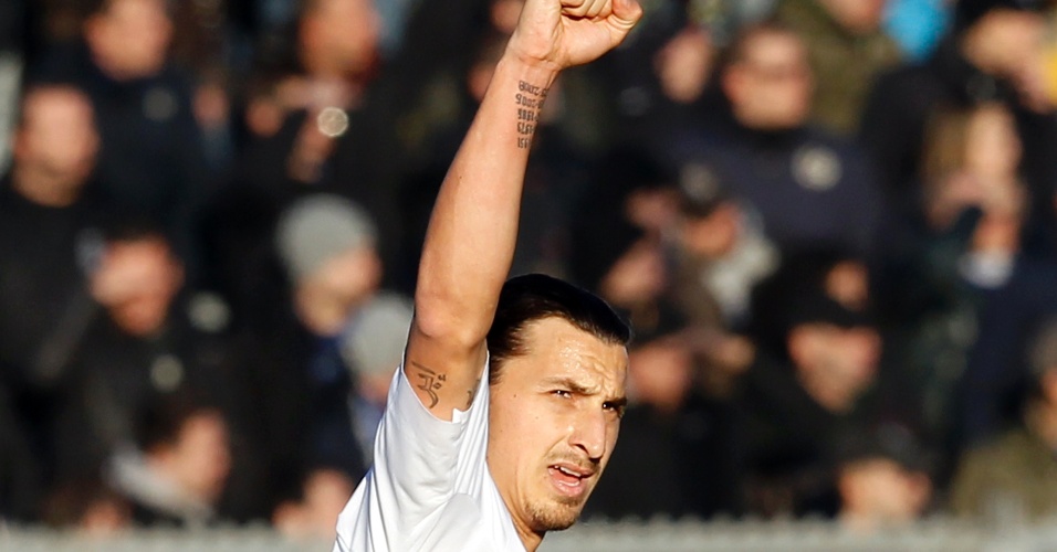 Ibrahimovic comemora gol marcado contra a Atalanta. Foto do dia 08/01/2012