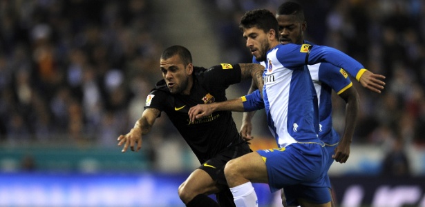 Brasileiro Daniel Alves deu assistência para gol de Fábregas e sofreu racismo em campo - AFP 