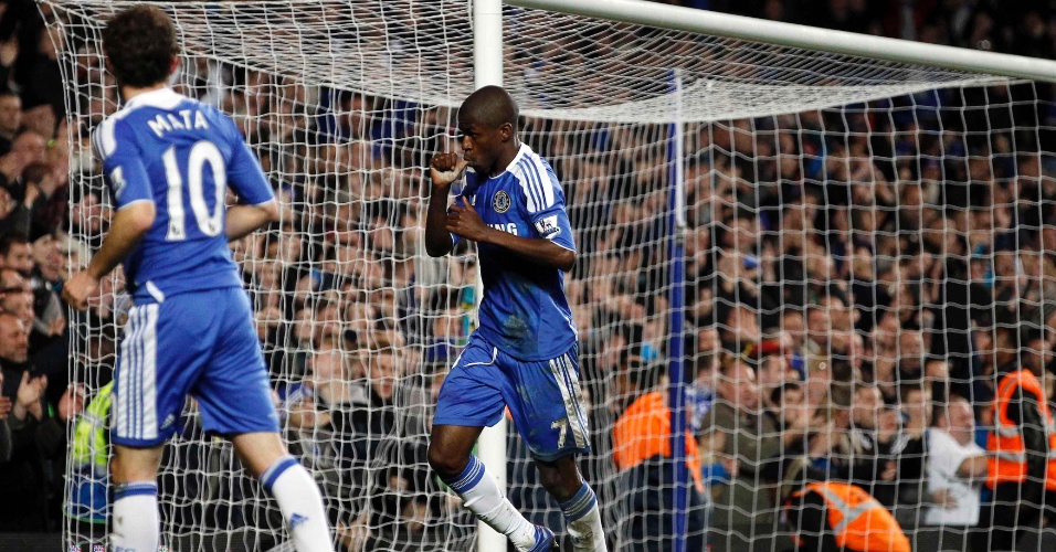 O brasileiro Ramires, do Chelsea, comemora seu gol contra o Portsmouth