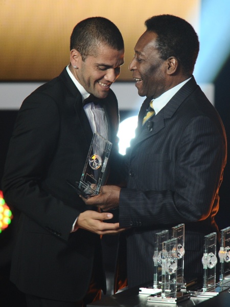 Eleito o melhor de sua posição, Daniel Alves recebeu o prêmio de Pelé - Fabrice Coffrini/AFP