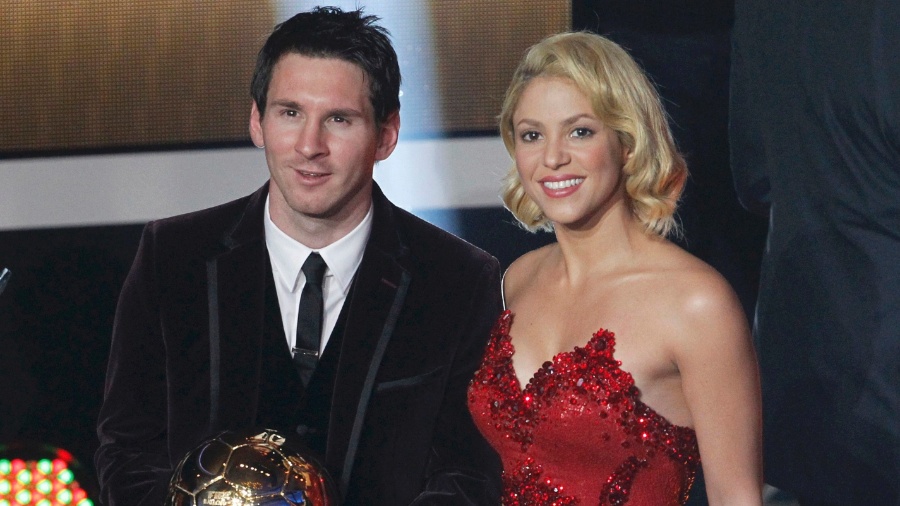 Jan.2012 - Eleito o melhor do mundo em premiação da Fifa, Messi posa para foto ao lado de Shakira - Arnd Wiegmann/Reuters