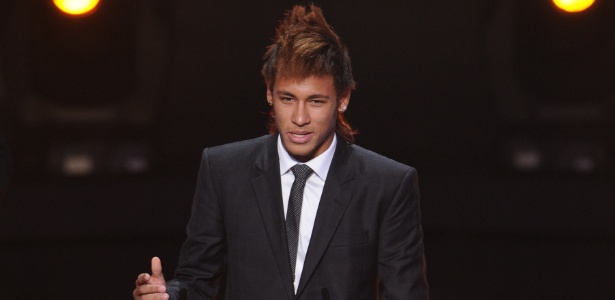 Neymar recebe troféu Puskas, dado ao autor do gol mais bonito do ano - Franck Fife/AFP