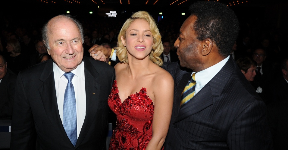 Jan.2012 - Pelé conversa com Shakira e Joseph Blatter antes da cerimônia de entrega da Bola de Ouro da Fifa