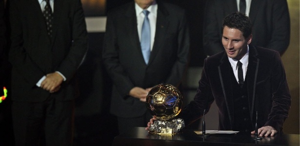 Messi exibe a Bola de Ouro. Argentino foi eleito o melhor do mundo pela terceira vez - Steffen Schmidt/EFE