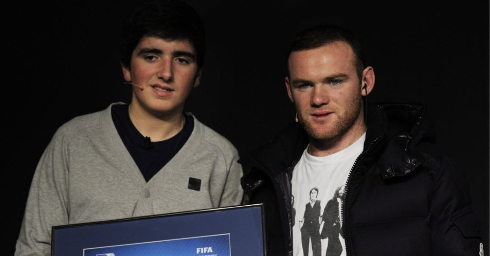 Rooney posa ao lado do português Francisco Cruz, que ficou com o título mundial da Copa do Mundo no video game