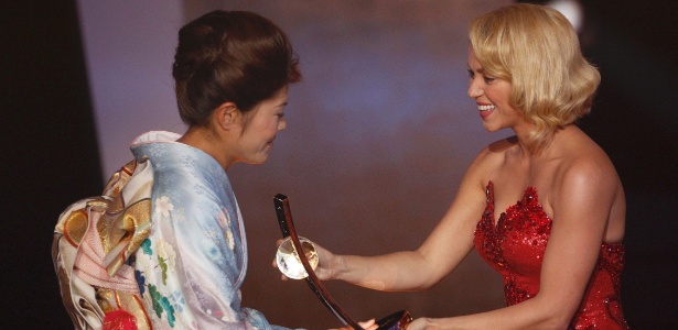 Shakira entrega o troféu para a japonesa Homare Sawa, que desbancou Marta na festa - Christian Hartmann/Reuters