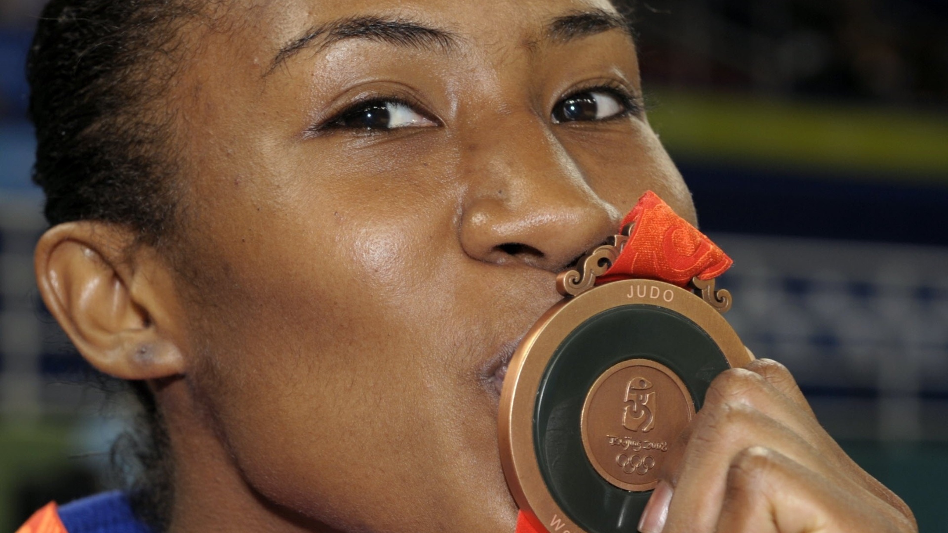 A judoca Ketleyn Quadros com o bronze conquistado na Olimpíada na categoria até 57 kg