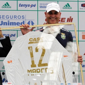 Marcos mostra a camisa comemorativa feita para ele. Goleiro ganha novas homenagens em jogo - Vanessa Carvalho/News Free