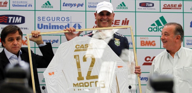 Ao lado de Tirone e Frizzo, Marcos mostra a camisa comemorativa feita pelo Palmeiras - Vanessa Carvalho/News Free