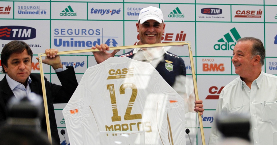 Ao lado do presidente Arnaldo Tirone (e) e do vice Roberto Frizzo (d), Marcos mostra a camisa comemorativa feita para ele pelo Palmeiras