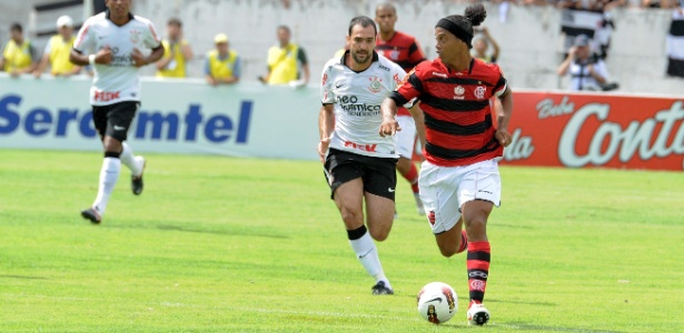 Ronaldinho Gaúcho em ação no amistoso contra o Corinthians; meia vai viajar à Bolívia - Alexandre Vidal/Fla Imagem