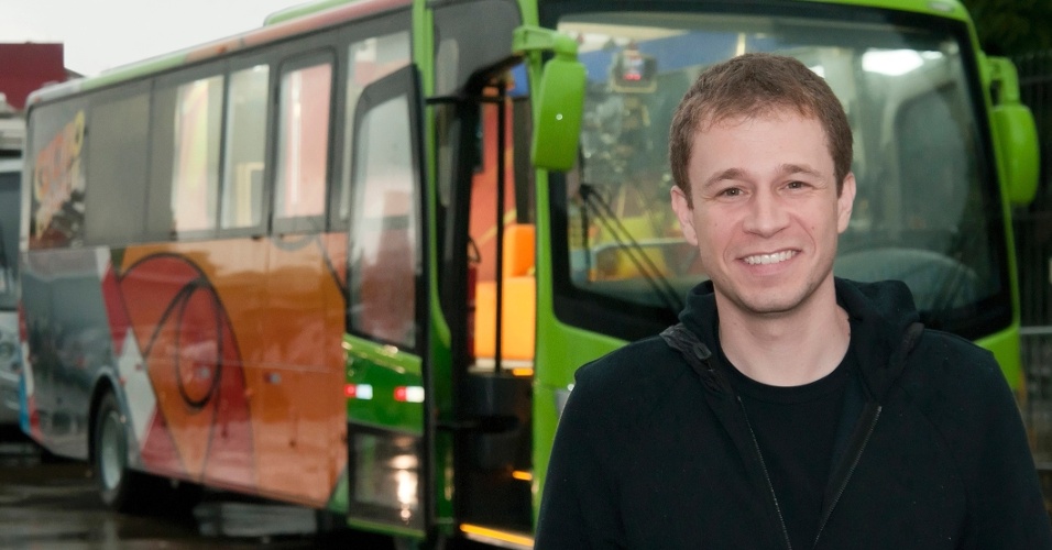 Tiago Leifert posa junto ao ônibus que servirá de estúdio ao Globo Esporte