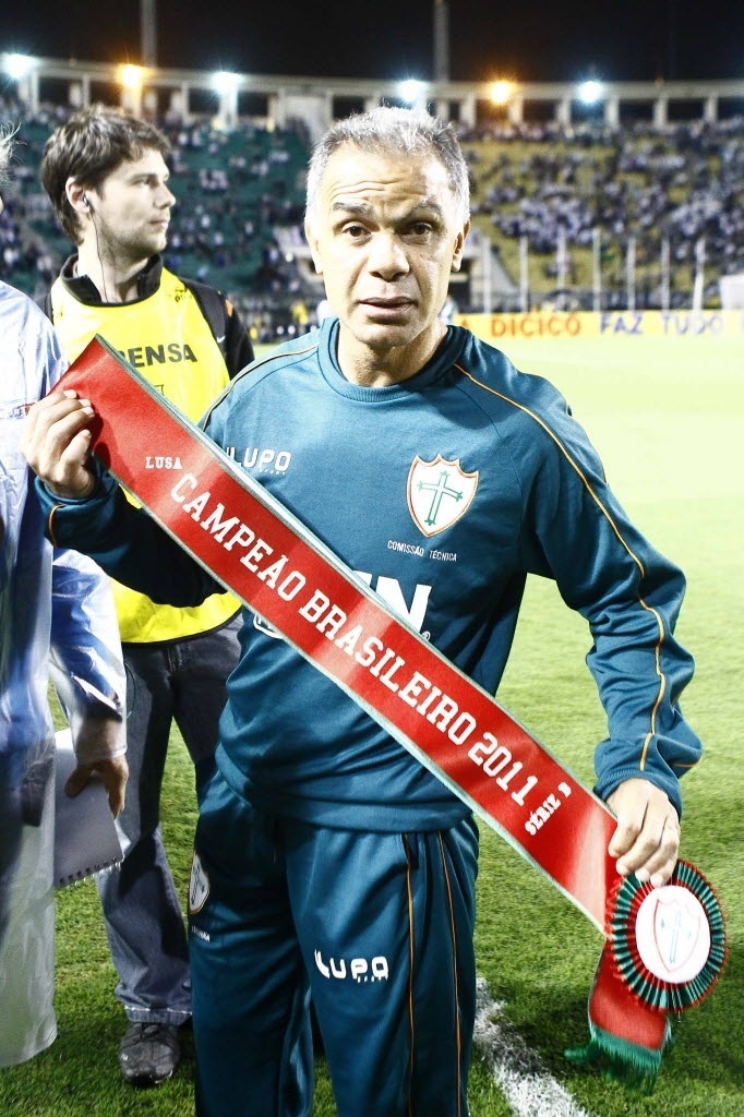Jorginho, técnico da Portuguesa, exibe faixa de campeão brasileiro da Série B (18/01/2012)