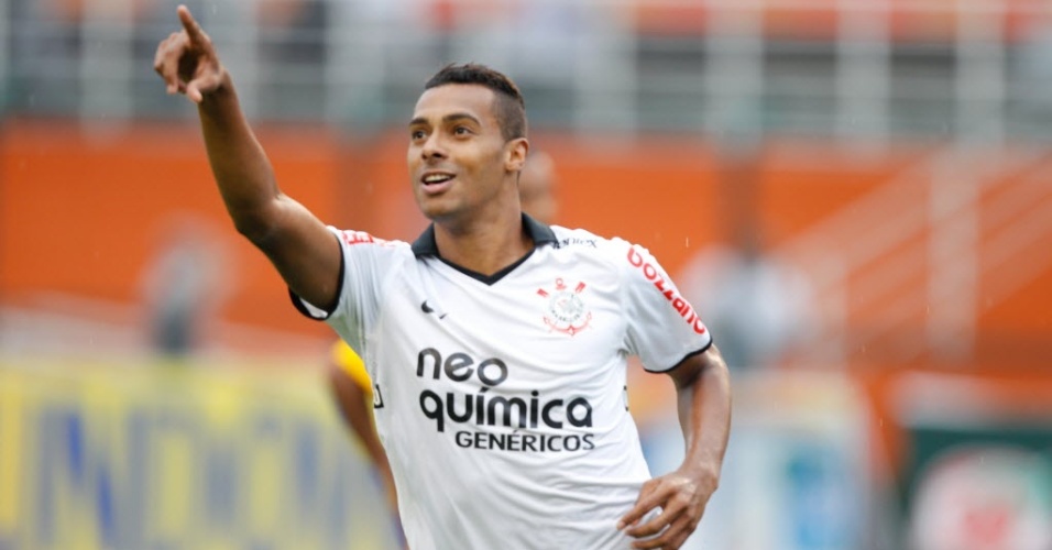 Elton celebra fase na Arábia e recorda passagem pelo Corinthians