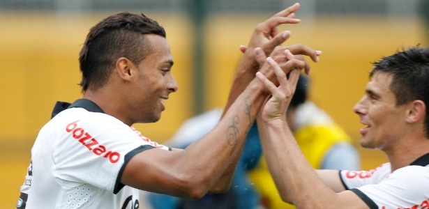 Élton comemora com Alex seu primeiro gol com a camisa do Corinthians - Jefferson Coppola/Folhapress