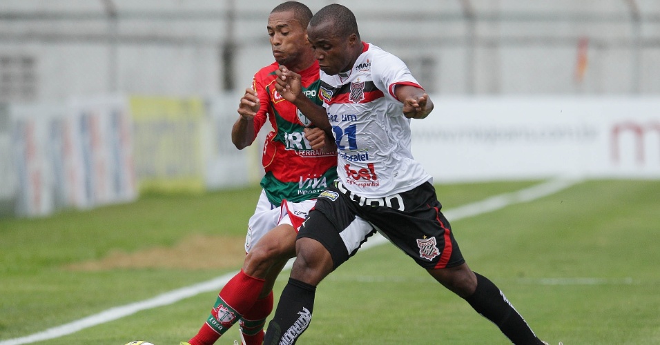 Luis Ricardo, da Portuguesa, disputa a bola com Madson, do Paulista, na primeira rodada do Campeonato Estadual