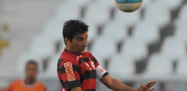 Maldonado tenta a cabeçada em um dos poucos jogos pelo Flamengo neste ano - André Portugal/VIPCOMM