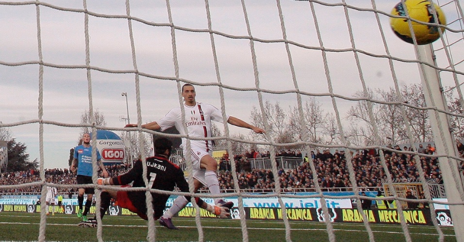 Ibrahimovic vence o goleiro Ujkani e marca gol no Novara na vitória de 3 a 0 do Milan (22/01/2012)