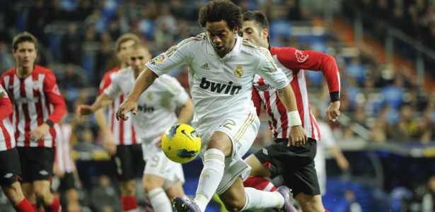 Marcelo controla bola no jogo do Real Madrid com Athletic Bilbao no Santiago Bernabéu - Pedro Armestre/AFP Photo