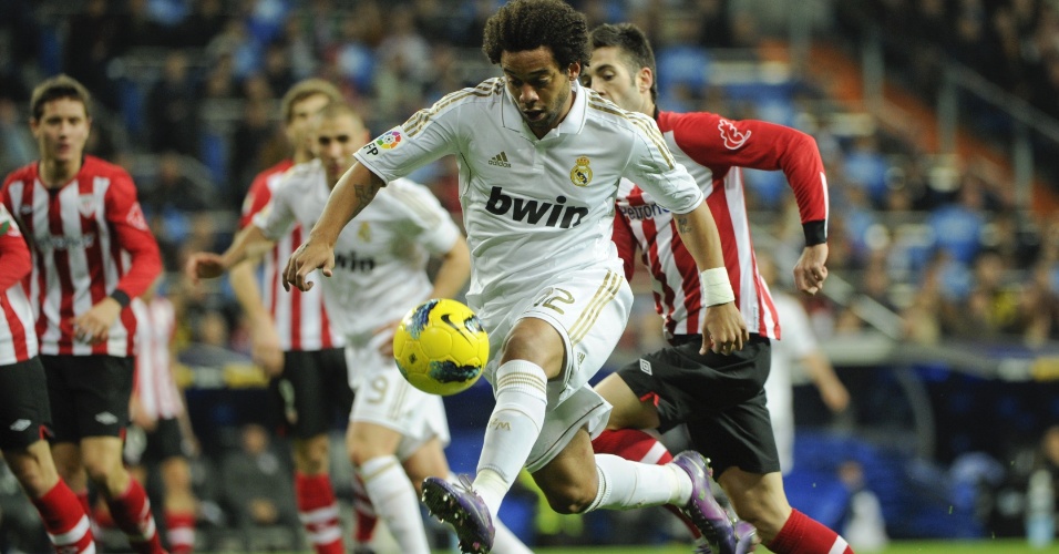 Marcelo controla a bola no jogo do Real Madrid contra o Athletic Bilbao no Santiago Bernabeu (22/01/2012)