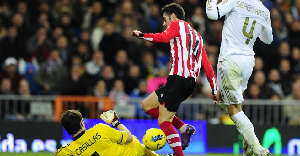 Markel Susaeta, do Athletic Bilbao, divide bola com Iker Casillas, do Real Madrid (22/01/2012)