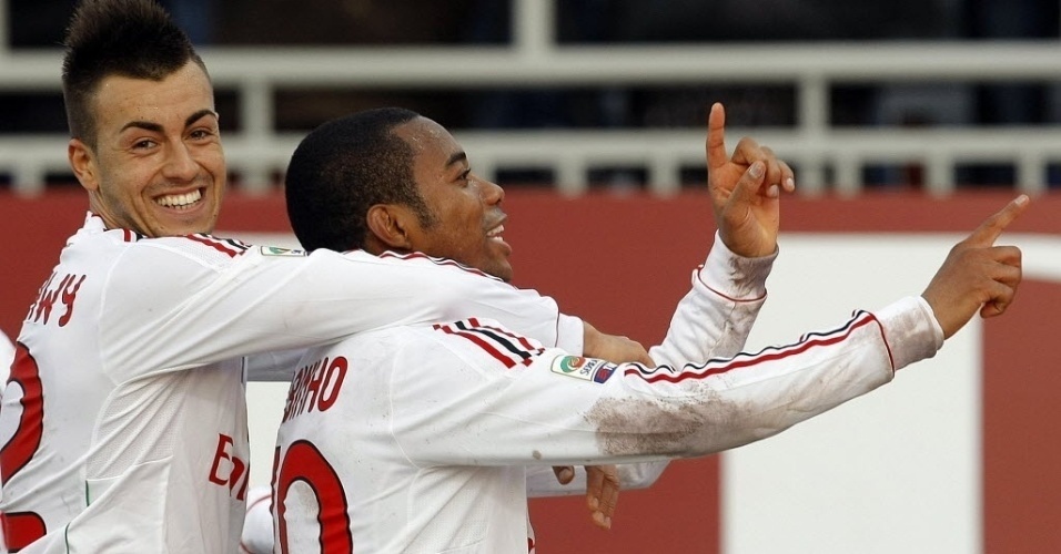 Robinho comemora com El Shaarawy após marcar para o Milan contra o Novara (22/01/2012)