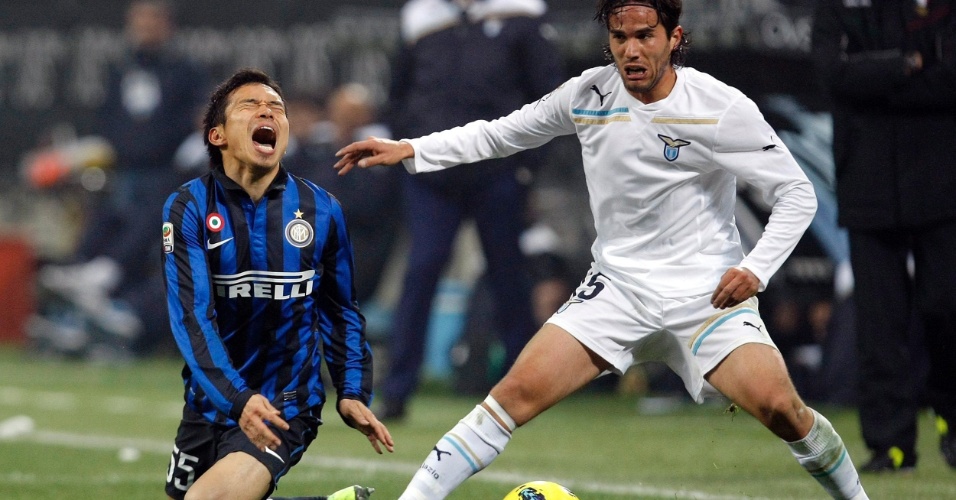 Yuto Nagamoto, da Inter, disputa bola com Alvaro Gonzales, da Lazio, no San Siro (22/01/2012)