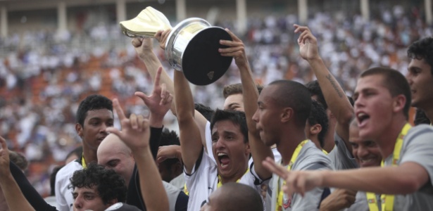 Jogadores do Corinthians comemoram a conquista do título da Copinha - Fernando Donasci/UOL