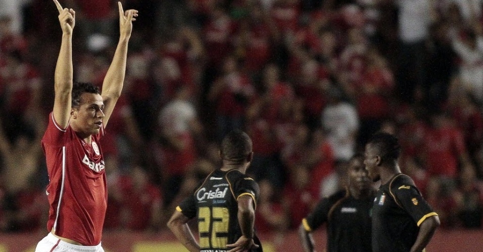 Leandro Damião comemora gol do Internacional na partida contra o Once Caldas, pela Libertadores