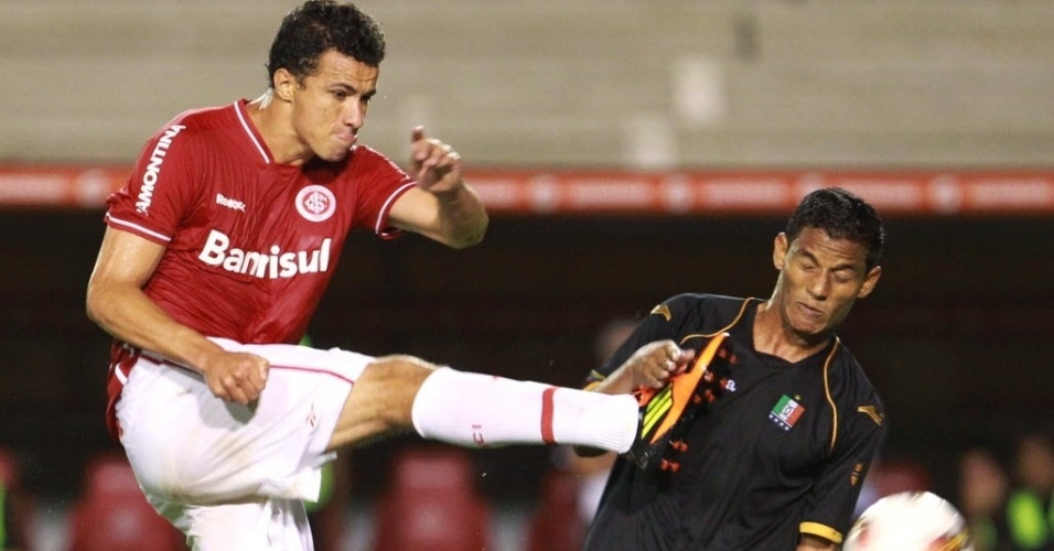 Leandro Damião tenta chutar a bola, mas atinge jogador do Once Caldas em jogo da Libertadores