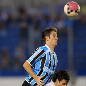 Mário Fernandes voltou a lesionar os ombros e deve desfalcar o Grêmio contra o Ypiranga na quarta - Nabor Goulart/Agência Freelancer