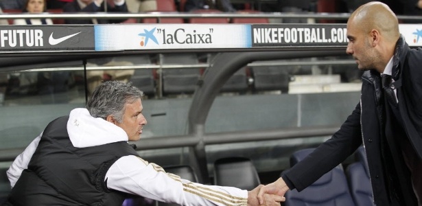 Guardiola e Mourinho se cumprimentam; podem se reencontrar em agosto - REUTERS/Albert Gea